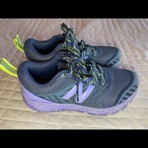 Girls New Balance Tennis Shoes Like new sz12